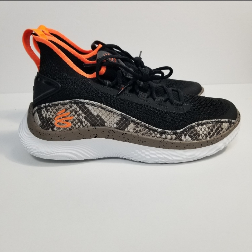 Under Armour Size 7 Youth = Size 8.5 Women Curry 8 Flow Strike Shoe 3024430-005